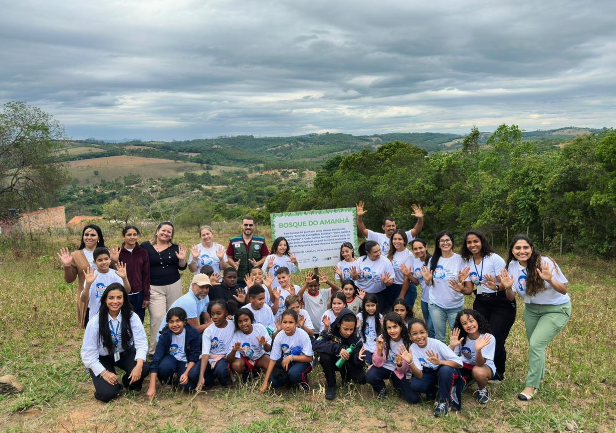 Itatiaiuçu planta o Bosque do Amanhã com alunos, encerrando o eixo Florestas e Clima do Programa Jovens Mineiros Sustentáveis