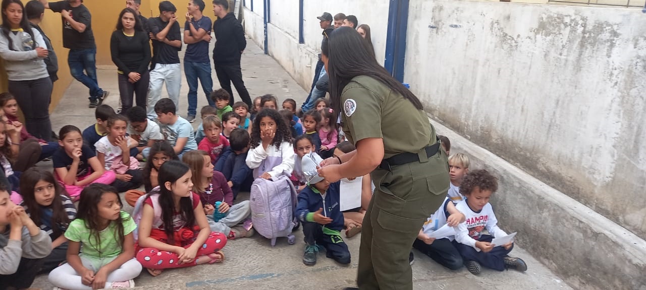 A iniciativa também alcançou duas escolas públicas de ensino fundamental da região, onde cerca de 200 pessoas foram impactadas diretamente. Alunos e professores participaram de palestras educativas sobre os riscos do uso indevido do fogo, com linguagem adaptada para facilitar o entendimento das crianças.