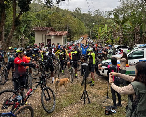 O lançamento reuniu cerca de 170 participantes, incluindo grupos de ciclistas da região