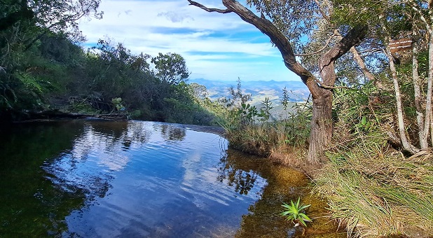 O ponto de chegada não poderia ter sido mais simbólico: a Janela do Céu, uma das paisagens mais icônicas e emocionantes do Parque Estadual do Ibitipoca