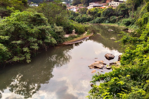 Rio_Piracicaba_na_altura_da_cidade_homônima_-_Crédito_Geraldo_Magela_Dindão_Capa