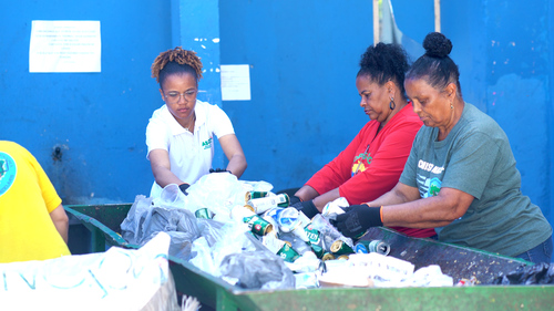 O Bolsa Reciclagem é considerado pioneiro no país por remunerar, de forma trimestral, serviços ambientais prestados por associações e cooperativas de catadores