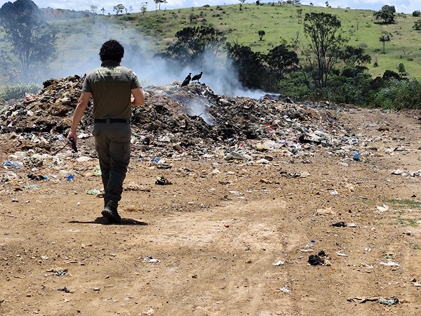 Entre as infrações mais graves, destacam-se a catação de resíduos em áreas impróprias, uso de lixo para alimentação animal e a queima irregular de resíduos sólidos